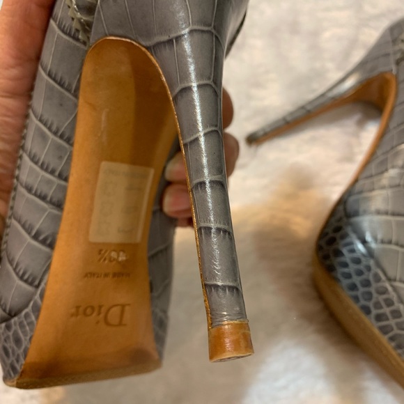 Christian Dior embossed peep-toe pumps size 8.5 - Picture 4 of 8